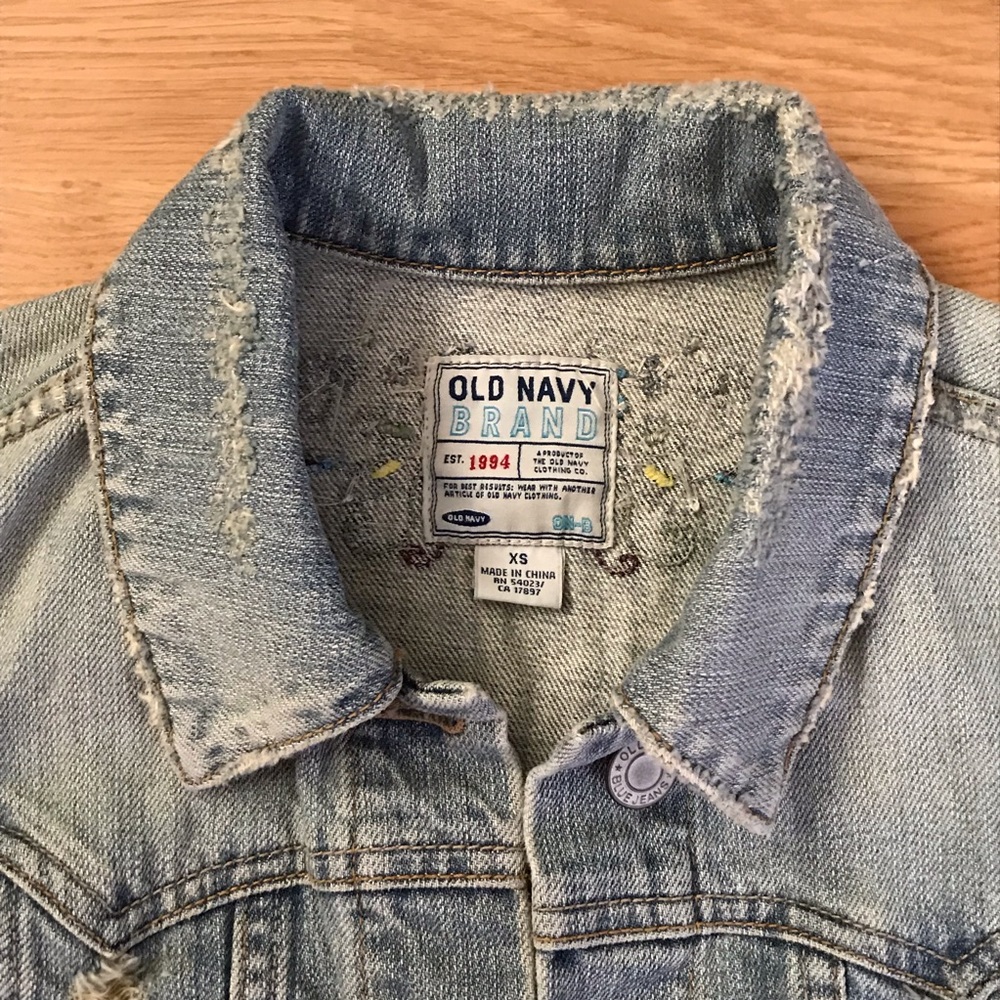 Distressed Cropped Denim Jacket - Picture 5 of 6